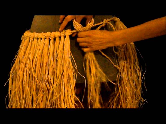 Vídeo relacionado con Aomig Disfraz Hawaiana Falda de Paja, 5 Pcs Set Hawaiano con Collar Pulsera Guirnalda Diadema Hawaiano, Falda Hawaiana Hierba para Niñas Mujer Adultos para Playa Fiestas Temáticas, Verde-60cm