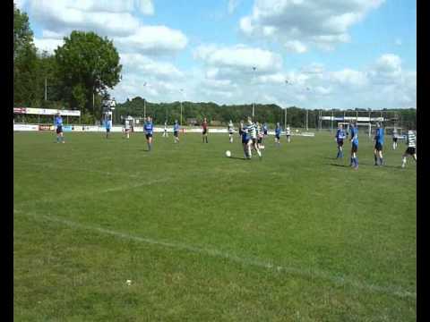 Vera scoort in Winterswijk voor Drienerlo dames