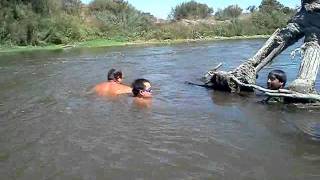 preview picture of video 'Pesca a mano de los Hermanos Silva de San Vicente de tagua tagua Chile  2'