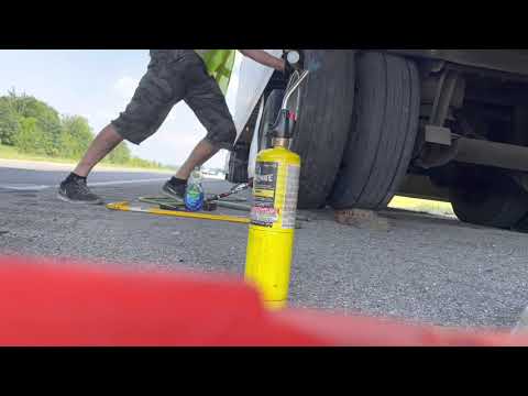 Wymiana opony na drodze