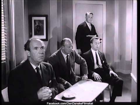 Vi er allesammen tossede (1959) - Skattevæsnets venteværelse