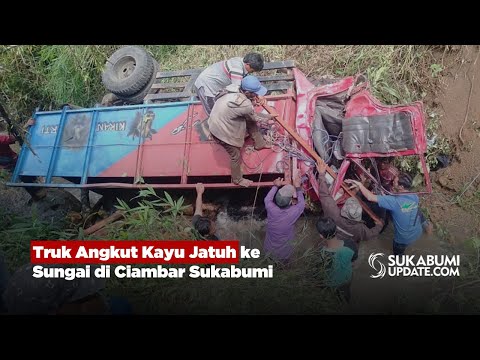 Truk Angkut Kayu Jatuh ke Sungai di Ciambar Sukabumi