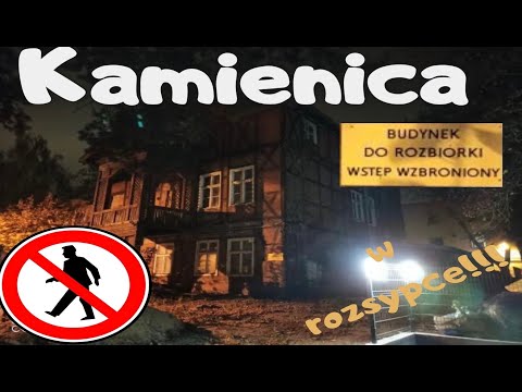 Opuszczona kamienica nocą - urbex zapuszczonej i zaniedbanej kamienicy w centrum miasta