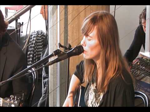 Radio 1: Neeka - 'Deeper Well' (Live in het Kiescafé)