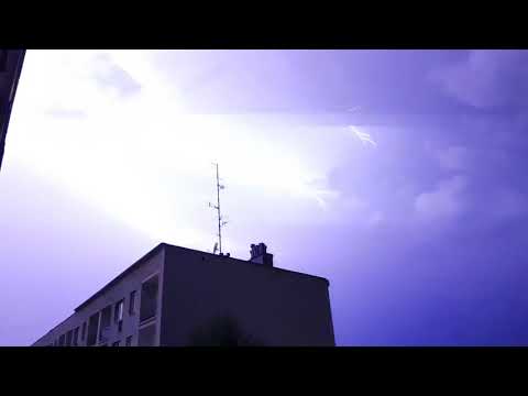 Niesamowite widoki piorunów i błyskawic w nocy.