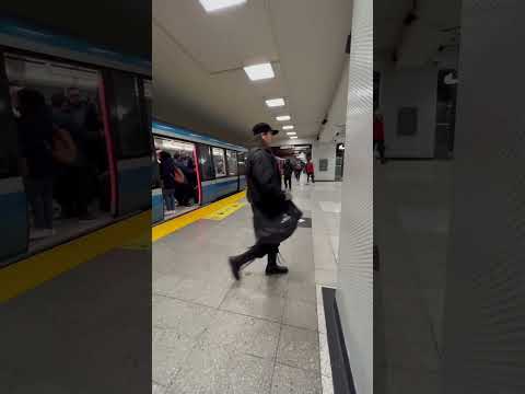 Metrô de Montreal | Estação Berri-UQAM na segunda-feira, 13 de novembro de 2023 |