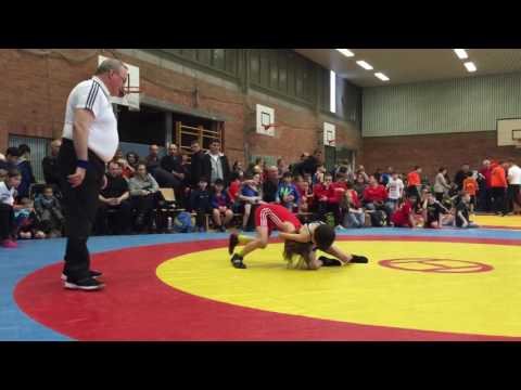 Fairer Auftritt vom Weddinger Löwen. Er hört auf zu ringen, weil sein Gegner sich verletzt hat