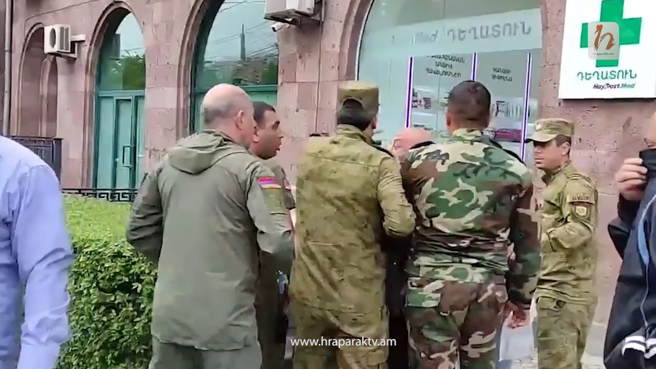 Ասա թող խելոք պահի, բերանը․․․ ՊՊԾ պետ Սարգիս Հովհաննիսյանը ոտքով հարվածում է լրագրողին