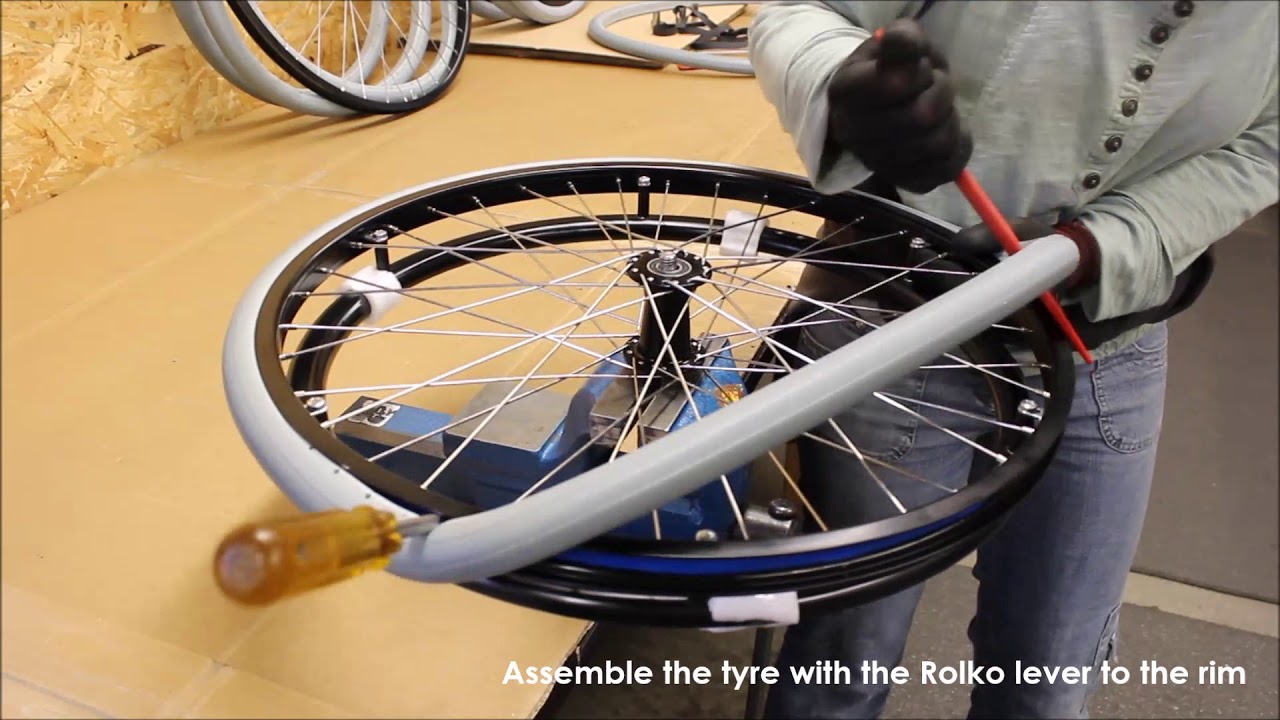 Come sostituire un copertone pieno su una ruota per carrozzina