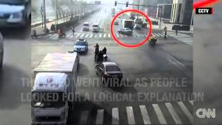 Грузовики внезапно подскочили на дороге - Видео онлайн