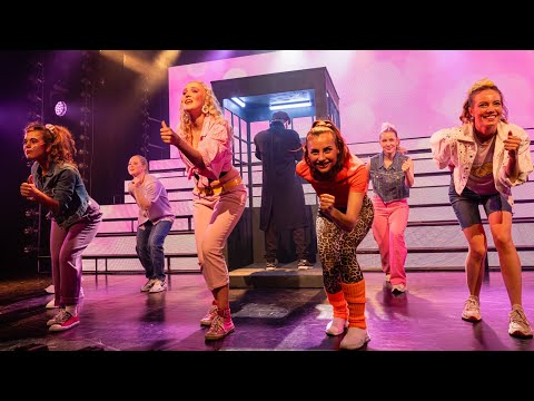 Hallo hallo [VI MALER BYEN RØD: THE MUSICAL – Musicalteatret 2024]