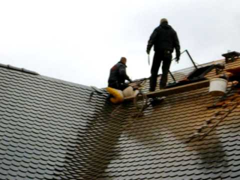 Dachdecker decken eingebunden Biberkehle mit grünen Bibern von Rupp / Braas - Dachdecker Colditz
