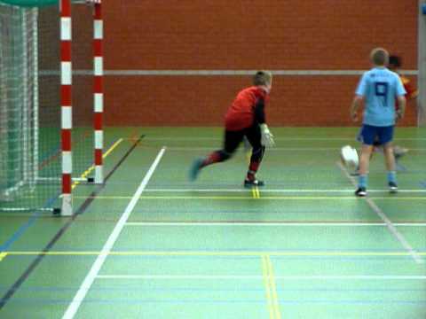 Zaaltraining VV De Meern D1 dec 2010 mooie actie Abel en daarna van Ruben