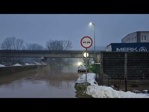 Izlila se rijeka Bosna u Kaknju, zatvoren put