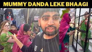 MUMMY DANDA LEKE BHAAGI COURTNEY KO BCHANE KE LIYE video