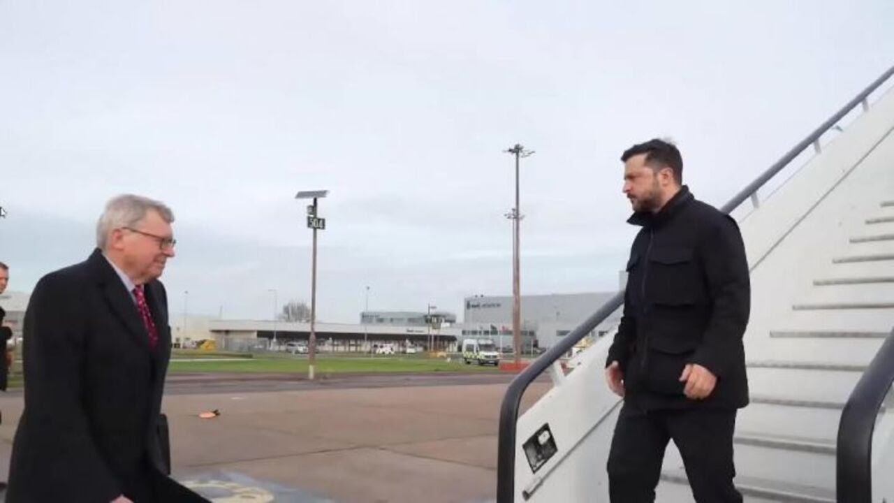 Volodymyr Zelensky atterra in Inghilterra per l'incontro con Starmer