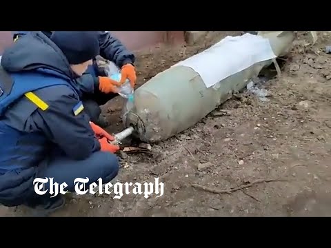 فيديو يحبس الأنفاس .. لحظة تفكيك قنبلة روسية بزجاجة مياه
