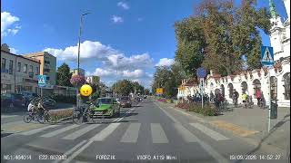 Niecierpliwy motocyklista i rowerzyści jadący po pasach
