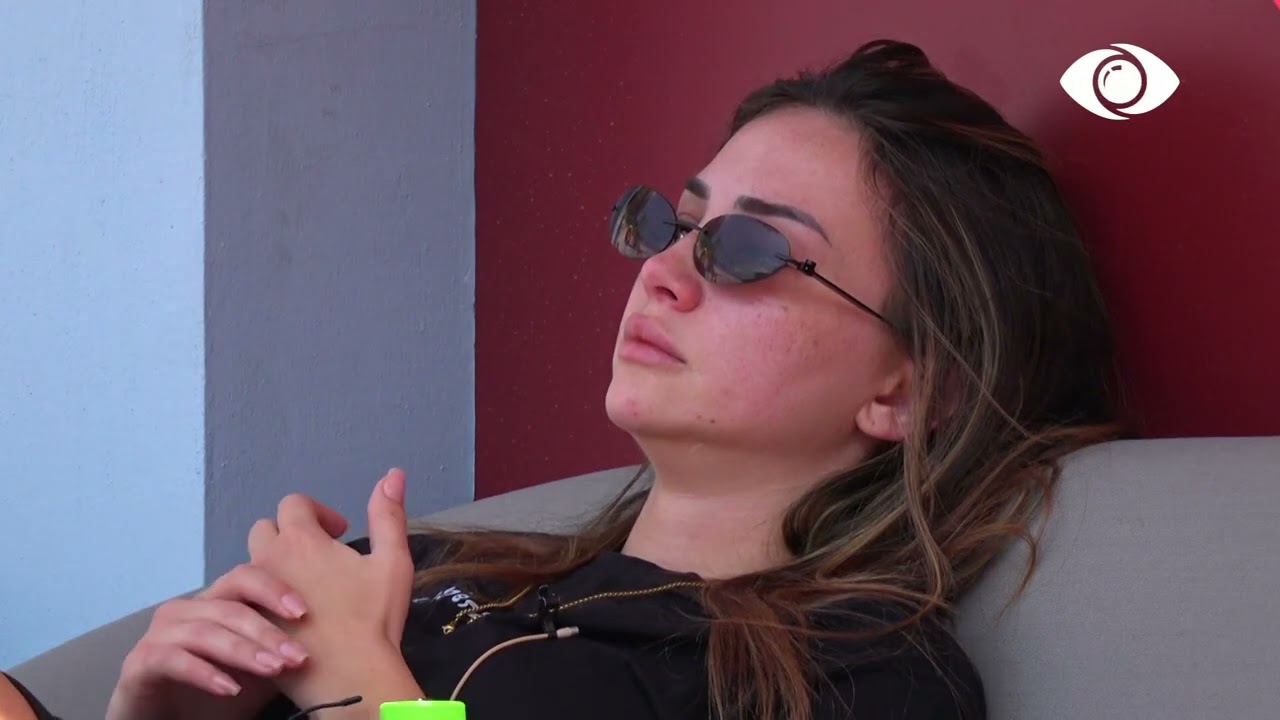 Kiara qëndron në heshtje dhe qan