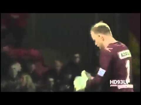 ¡Impresionante manera! de apollo a  El arquero del NAC Breda perdió a su madre y la afición del Go A