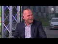 Henk van Stee over gras op Het Kasteel