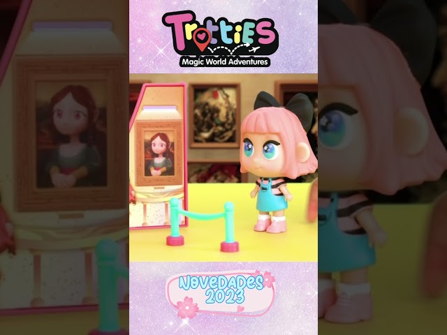 Vídeo relacionado con Trotties - Mini Sophie in Paris, Set de Juguete con Torre Eiffel Rosa, 1 Mini muñeca y Muchos Accesorios, con 3 escenarios y Pegatinas para Decorar, Regalo + 3 años, Famosa (TFT07000)