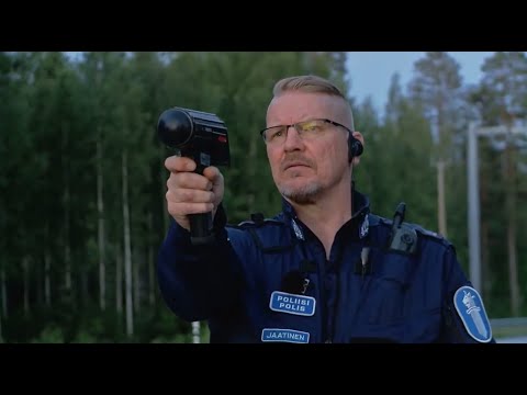 Poliisit - Mopojonne menettää kilvet ja kortin