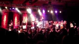 Go-Gos perform Cool Jerk with the B-52s!