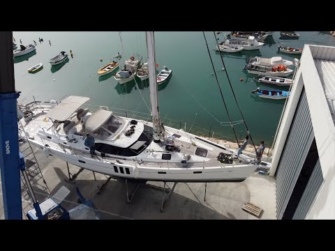 Oyster Yacht 575 - PK Rigging removing Mast
