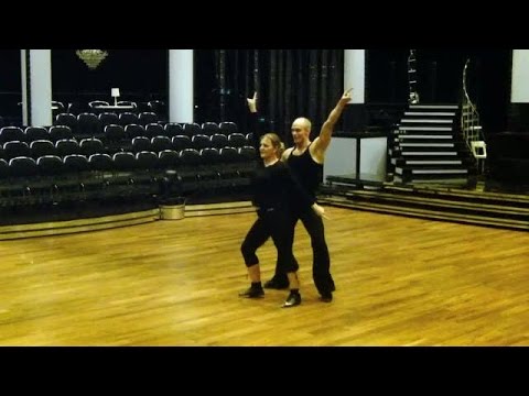Tina Thörner och Tobias Karlsson dansar disco. - Let’s Dance (TV4)
