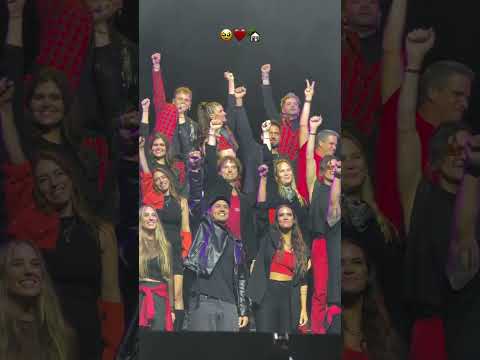 El final de RESISTIRE con todo el elenco de Rebelde Way en el Movistar Arena