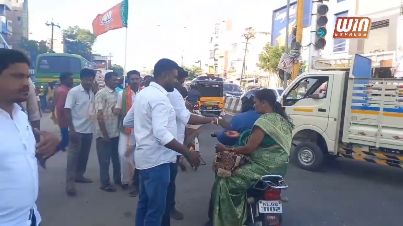 பாரத பிரதமர் நரேந்திர மோடியின் பிறந்த நாளை முன்னிட்டு தேனி பெரியகுளம் சாலையில் உள்ள பாரதிய ஜனதா கட்சியின் பழைய அலுவலகம் முன் கட்சி கொடி ஏற்றி பொதுமக்களுக்கு இனிப்பு வழங்கினர்!