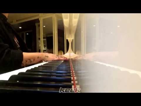 Demi Lovato-Keek video-playing piano 1