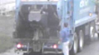 Un gar pis un truck de poubelle EBI.ARK