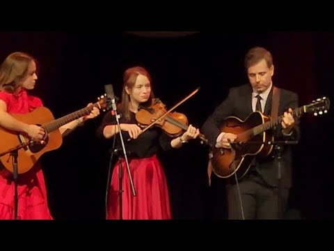 The Price Sisters | Auld Lang Syne feat. Scott Napier 