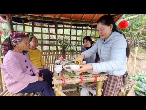 Tuyet stayed to have the Lunar New Year meal with the whole family