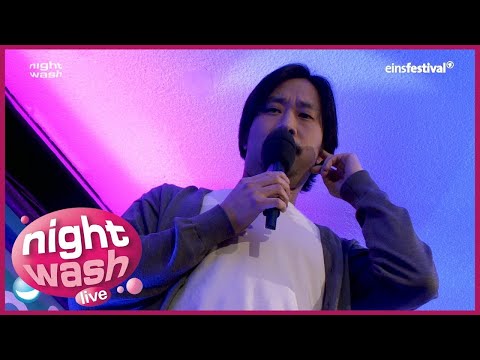 Ill-Young Kim mit einem Passfoto von Jackie Chan - NightWash