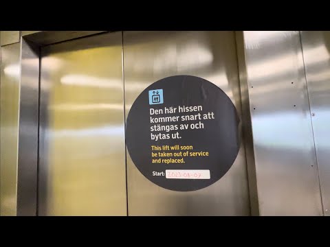 LAST RIDE!!! 2000 Hissmontering Hydraulic Elevator @ Blackeberg Subway Station, Bromma, Sweden.