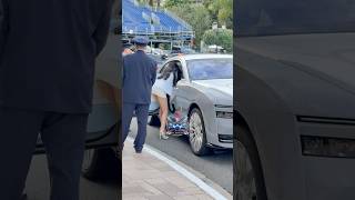 セクシーなモデルがロールスロイスに乗ってホテル・ド・パリに到着 #スーパーカー #女性美 #億万長者 ￼