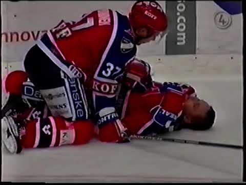 8.12.2001 Peter Schaefer (TPS) taklaa Riku-Petteri Lehtosta (HIFK)