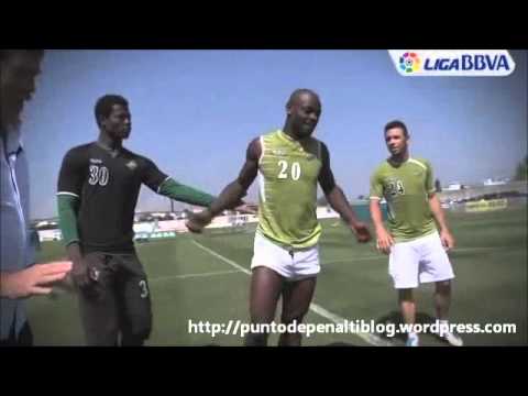 Los jugadores del Betis chutan desde medio campo