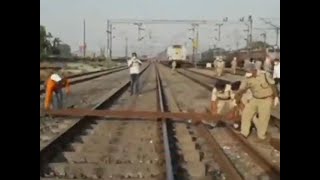 Shramik train passengers block railway track in Chandauli over scaricty of food, water | DOWNLOAD THIS VIDEO IN MP3, M4A, WEBM, MP4, 3GP ETC