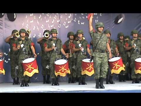 Banda de guerra interpretando el toque "Ataque" HD