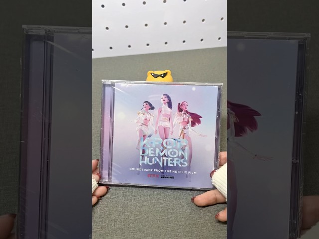 Vídeo relacionado con KPOP DEMON HUNTERS Álbum con 2 Fundas + Póster de Regalo, Pack Inicial, Pegatinas Oficiales de Netflix