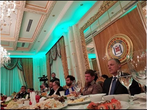 محمد صلاح يجلس بجوار الرئيس الشيشاني خلال حفل العشاء
