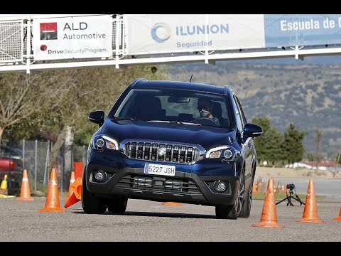 Suzuki S-Cross 2017 – Maniobra de esquiva (moose test) y eslalon | km77.com
