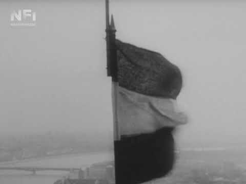 Szovjet katonalakjának ledöntése a Szabadság szobor alatt (Mikó József felvétele, 1956)