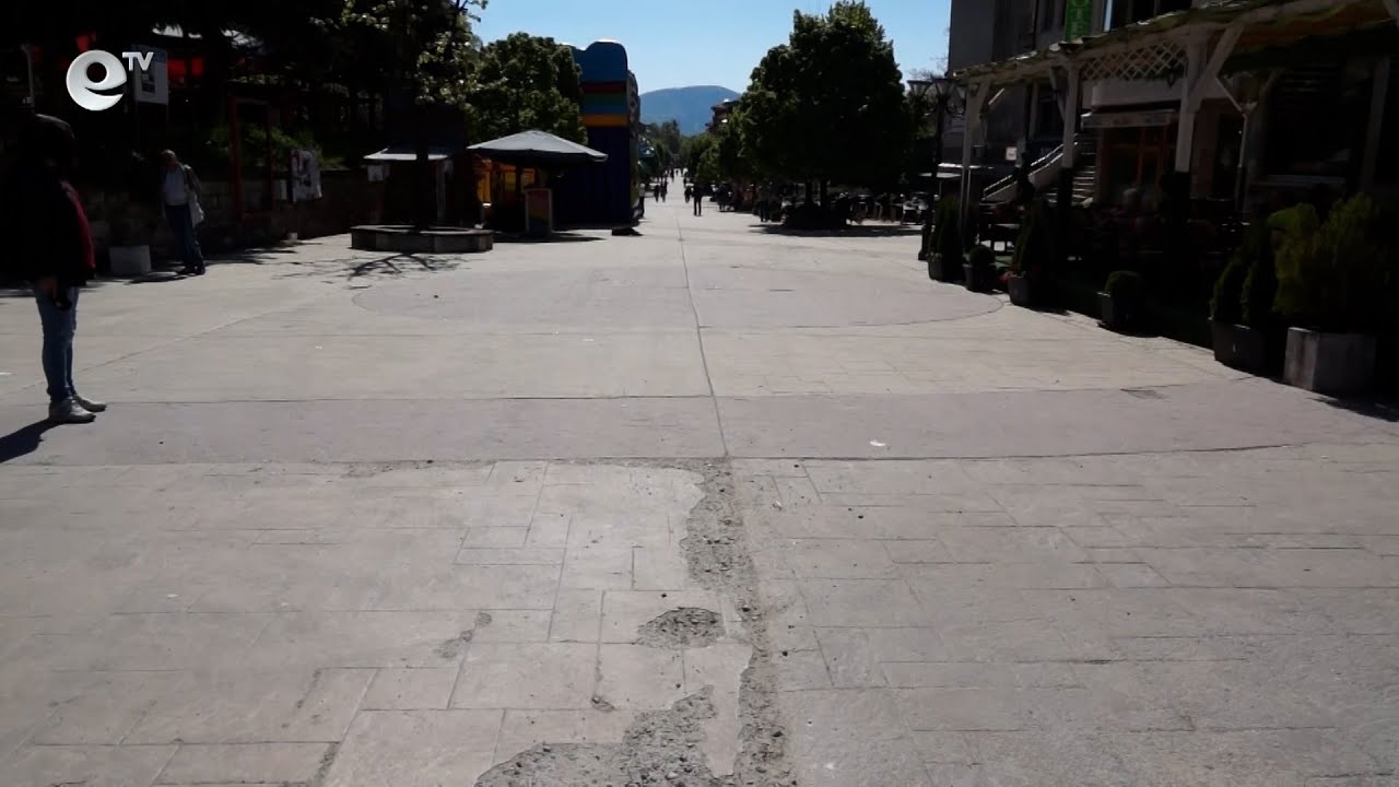 Ремонтът на настилката в пешеходната зона на Смолян не издържа и три години