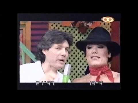 Tinelli.  Florencia de la V con los tangueros en Videomatch 2001.