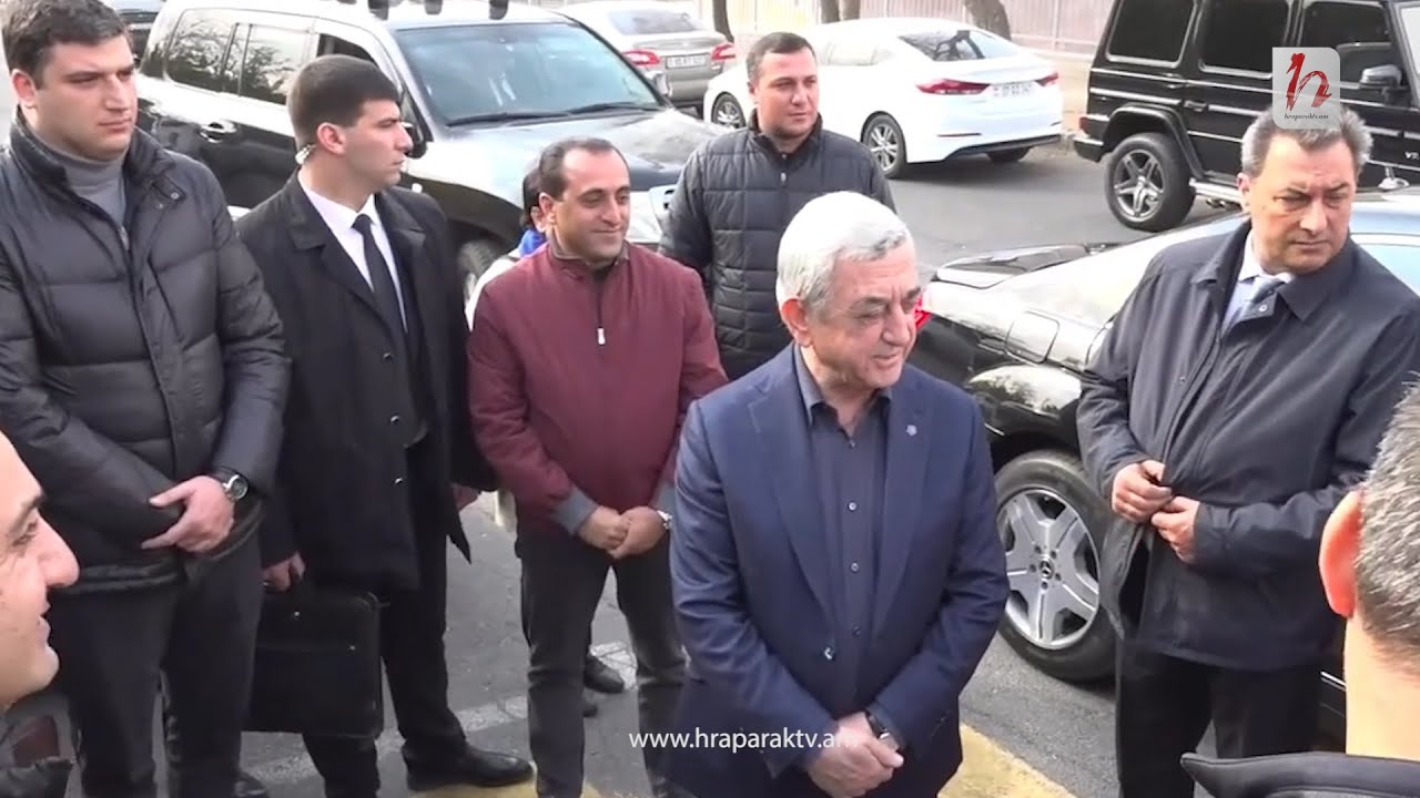 Սերժ Սարգսյանը դատական նիստից հետո շփվեց աջակիցների հետ ու հեռացավ